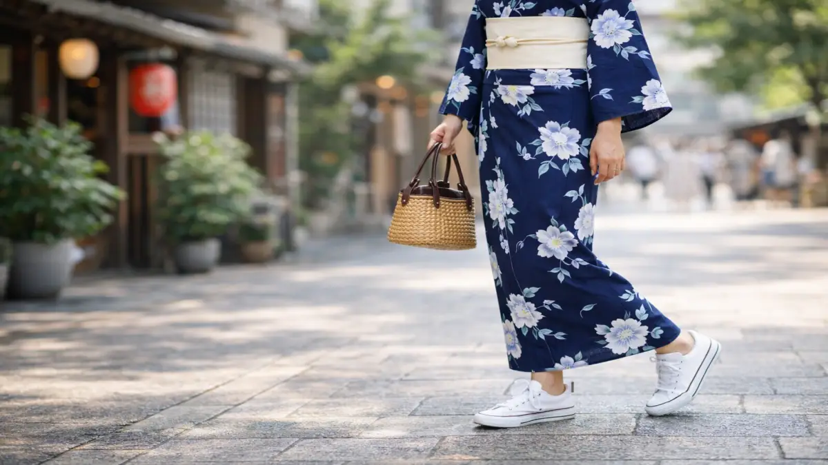 白スニーカーと浴衣の爽やかなコーデ