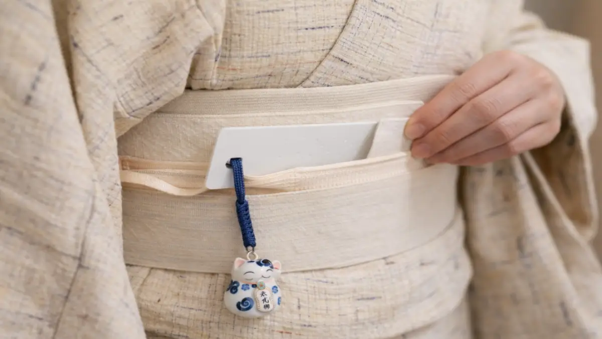 帯飾り根付の付け方と基本構造 帯と帯板の間に根付プレートを差し込んで帯飾り根付を固定する構造を横から示したイメージ