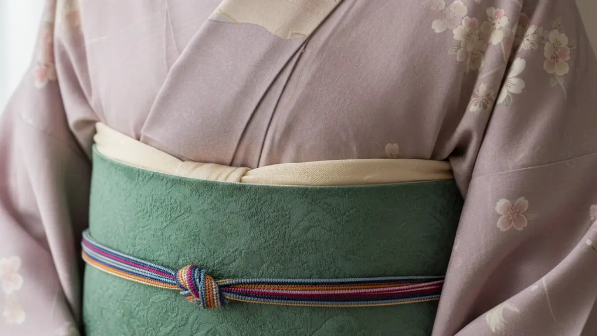 半衿と帯揚げの季節調整例 単衣の着物の半衿と帯揚げで季節感を調整する小物のアップイメージ