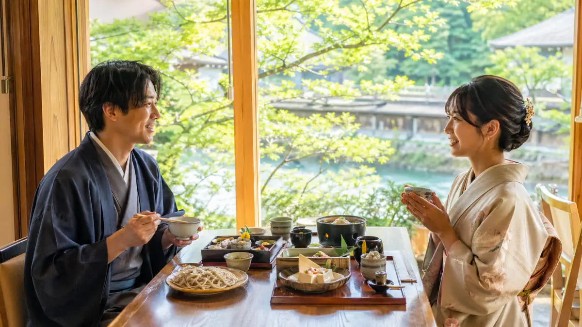 京都 着物 ランチで嵐山の和食店を楽しむ日本人