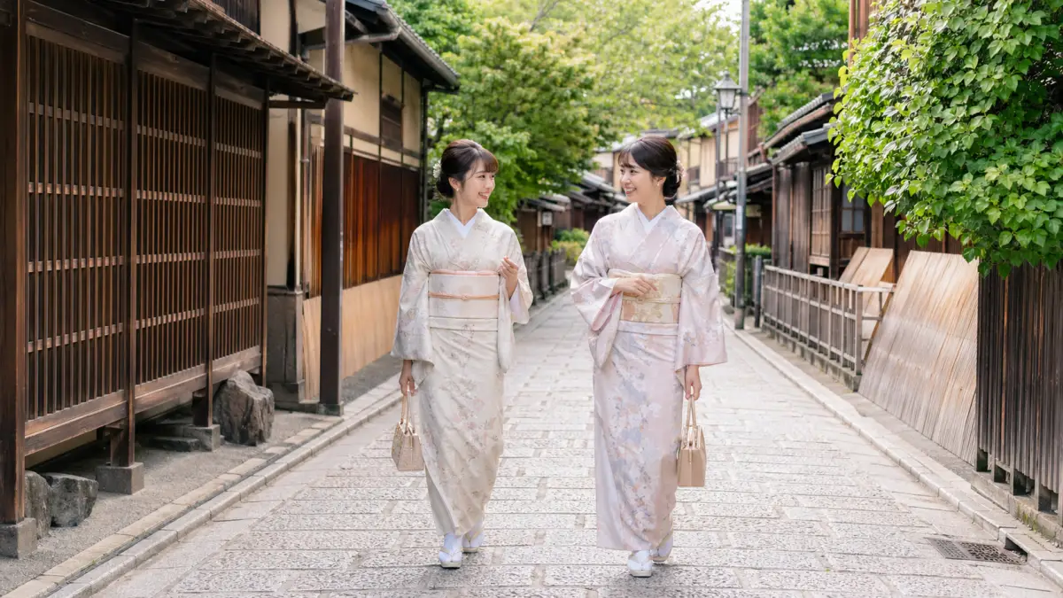 京都 着物 ランチ前に祇園を歩く日本人女性