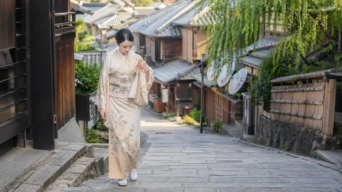 京都 着物 ランチ前に街歩きをする日本人女性