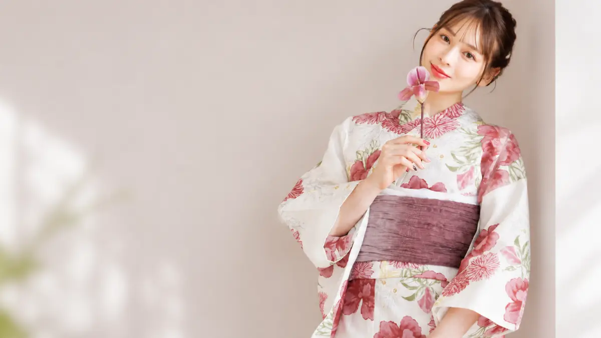 大正ロマン牡丹寄せの浴衣を着た20代女性のアイキャッチ画像