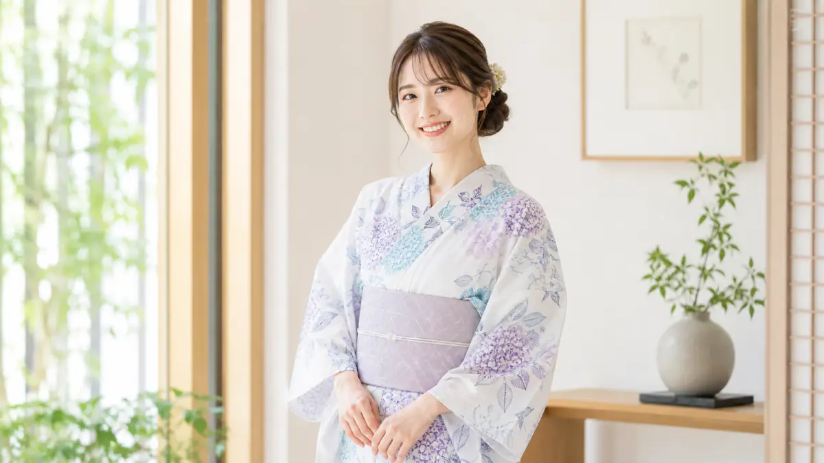 浴衣髪型簡単不器用まとめとして低めの浴衣ヘアをした日本人女性