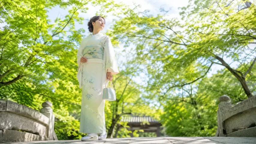 風薫る季節の着物選びをイメージした初夏の新緑と着物姿