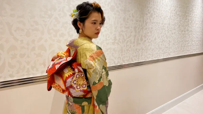 成人式で振袖を着た娘の後ろ姿と帯結び