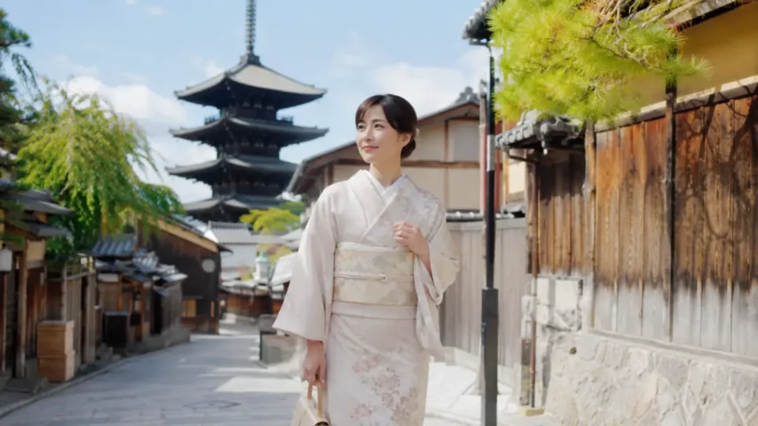 京都 着物 浮く不安を感じる人向けに、京都の町並みで着物姿が自然になじむ日本人女性