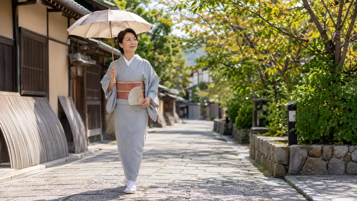 10月着物が暑い日に単衣と日傘で街歩きをする日本人女性