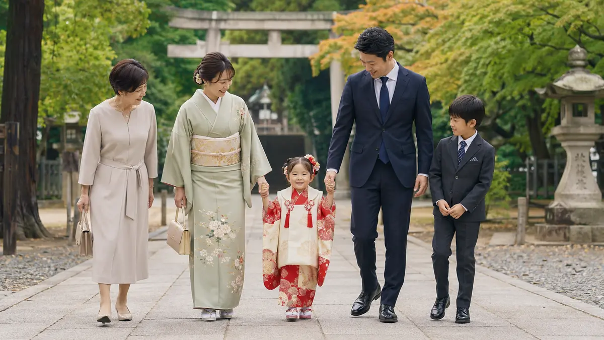 七五三 前撮り 親 服装の色と格をそろえた神社での日本人家族