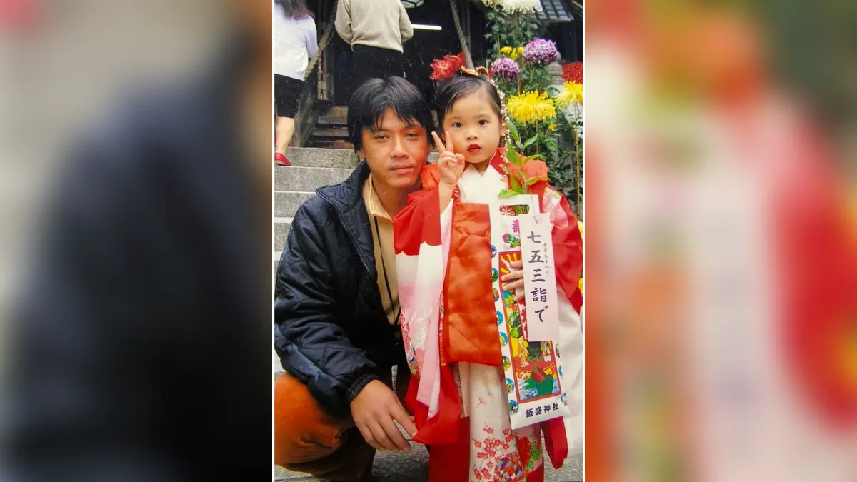 青井神社で七五三詣でをする息子と孫の記念写真